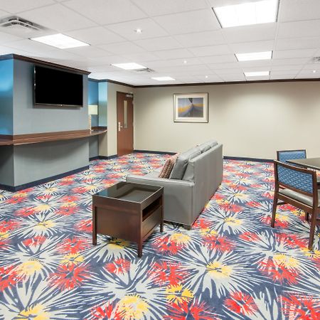 Holiday Inn Express Cleveland Airport - Brook Park By Ihg Екстер'єр фото