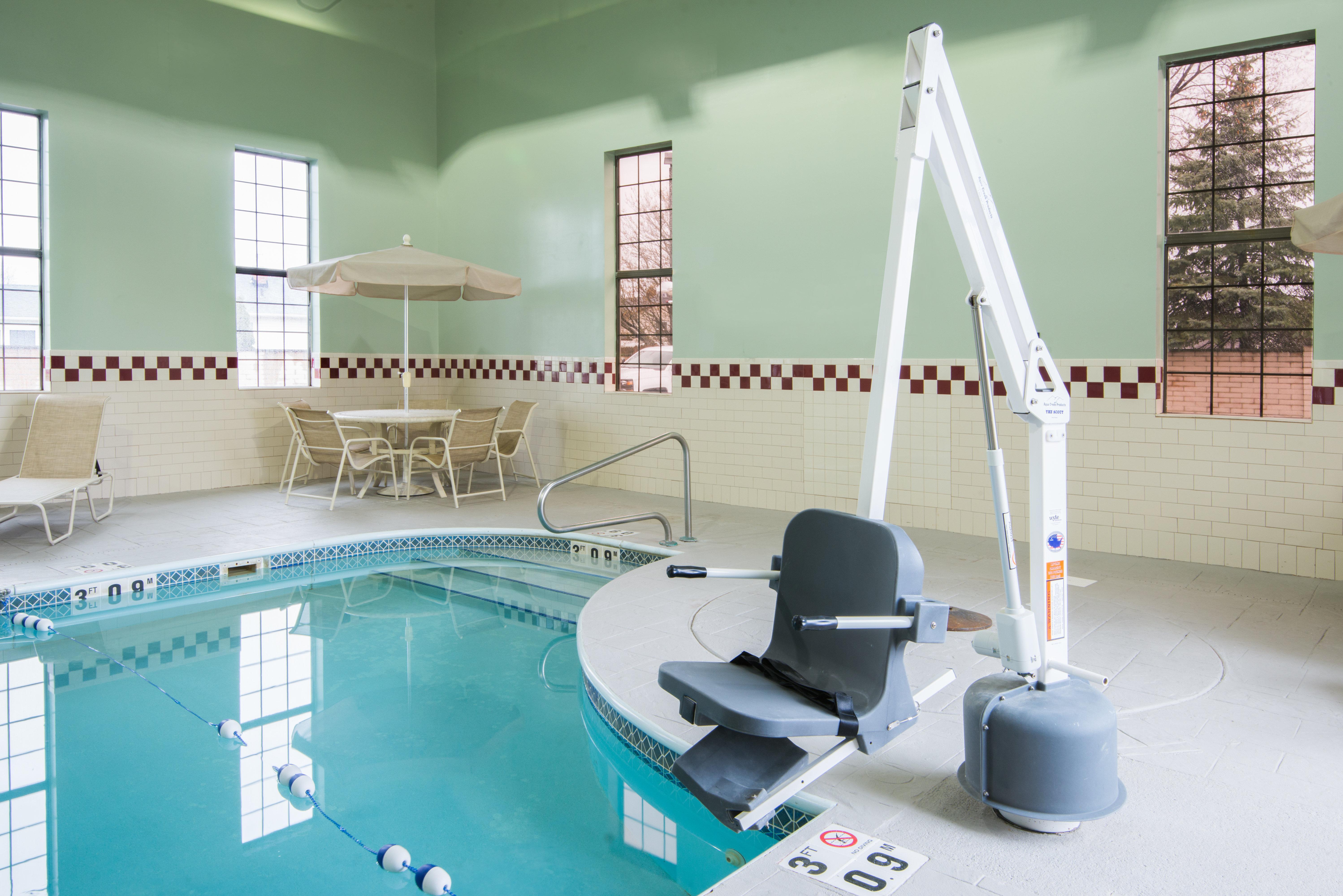 Holiday Inn Express Cleveland Airport - Brook Park By Ihg Екстер'єр фото